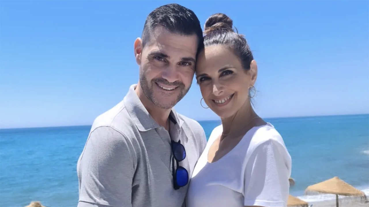 Nuria Fergó y Juan Pablo Lauro en la playa