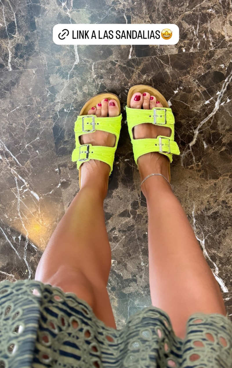 Alba Carrillo estrena las sandalias 'made in Spain' que son pura tendencia de verano, no pesan nada y potencian el bronceado