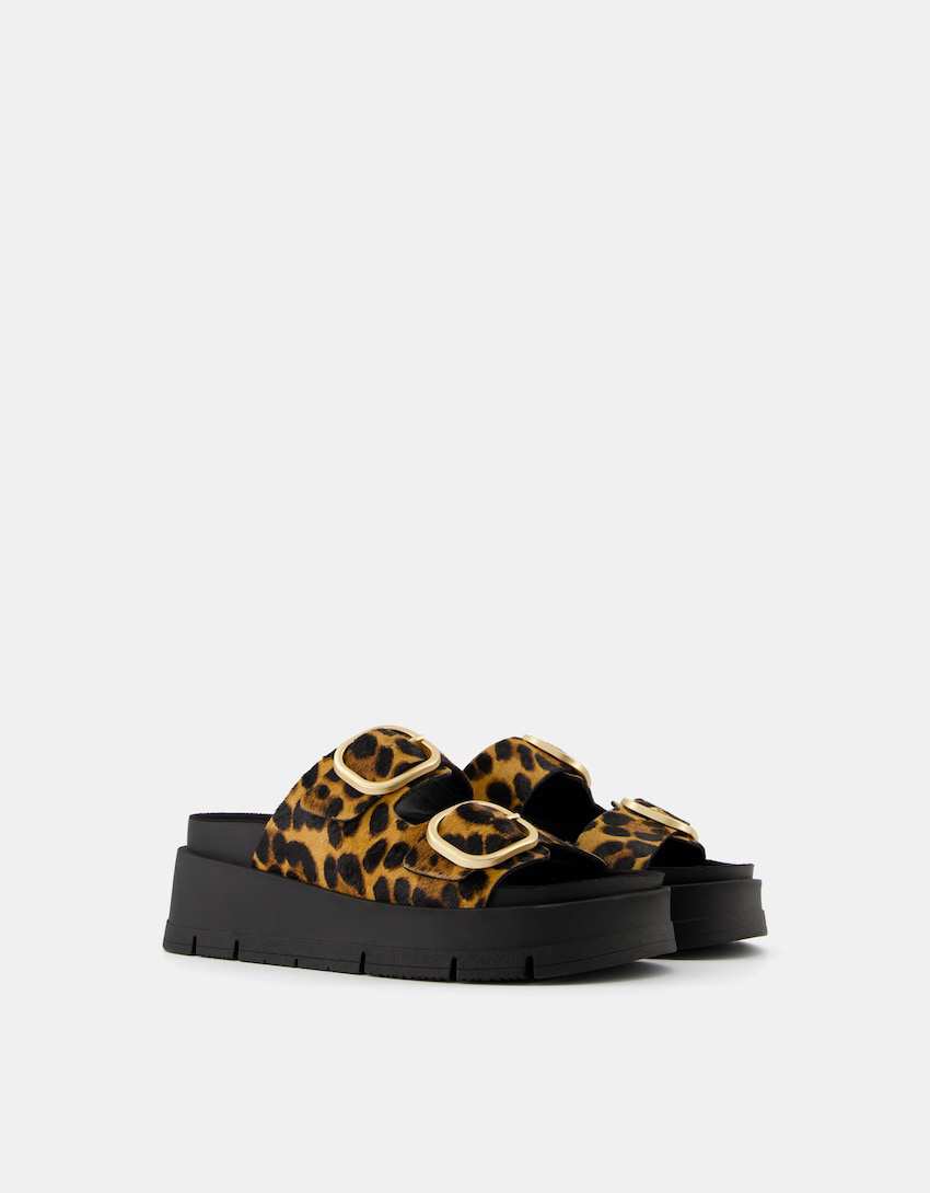 Sandalia plana PIEL hebillas animal print de Bershka  39,99 euros