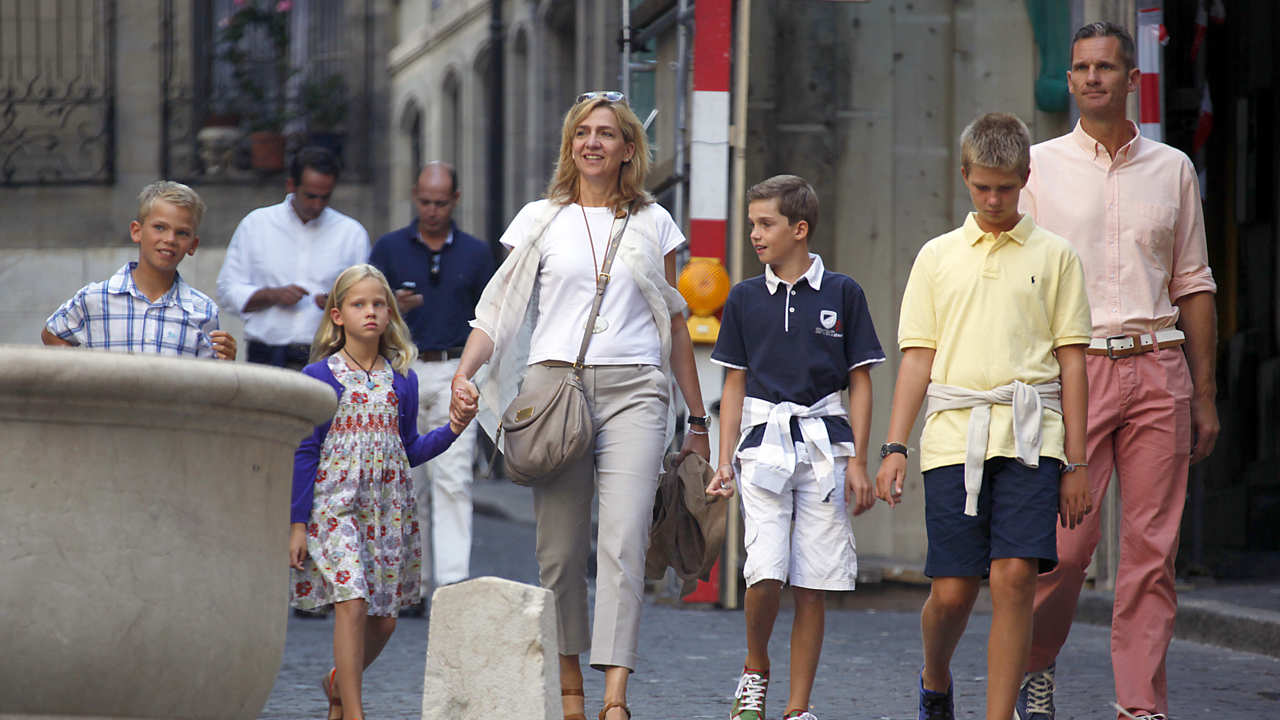 Urdangarin y la Infanta Cristina junto a sus hijos en Ginebra