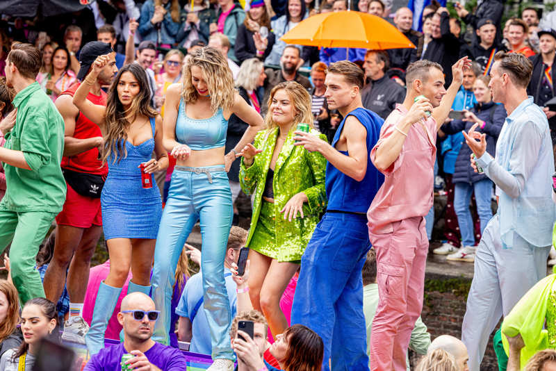 Eloise bailando orgullosa en el Pride de Ámsterdam en agosto de 2023
