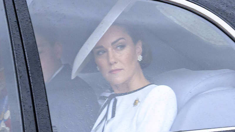 Kate Middleton reaparece en el Trooping The Colour 2024: de blanco impoluto y un tocado del sombrerero de las royals