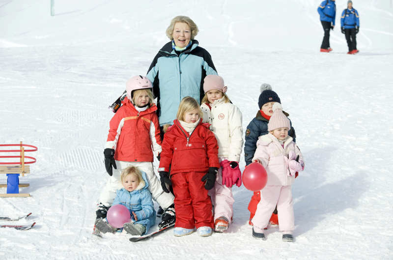 La reina Beatriz con sus nietos en Austria en 2009 (Eloise, con chaqueta blanca y gorro Rosa a la izquierda) 