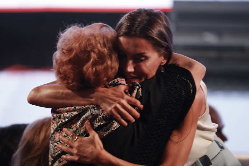 Doña Letizia abrazando a Marujita durante un acto del Banco Santander en 2022