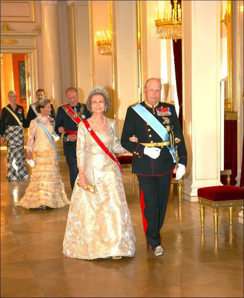 La reina Sofía del brazo del rey Harald de Noruega en una recepción en 2006