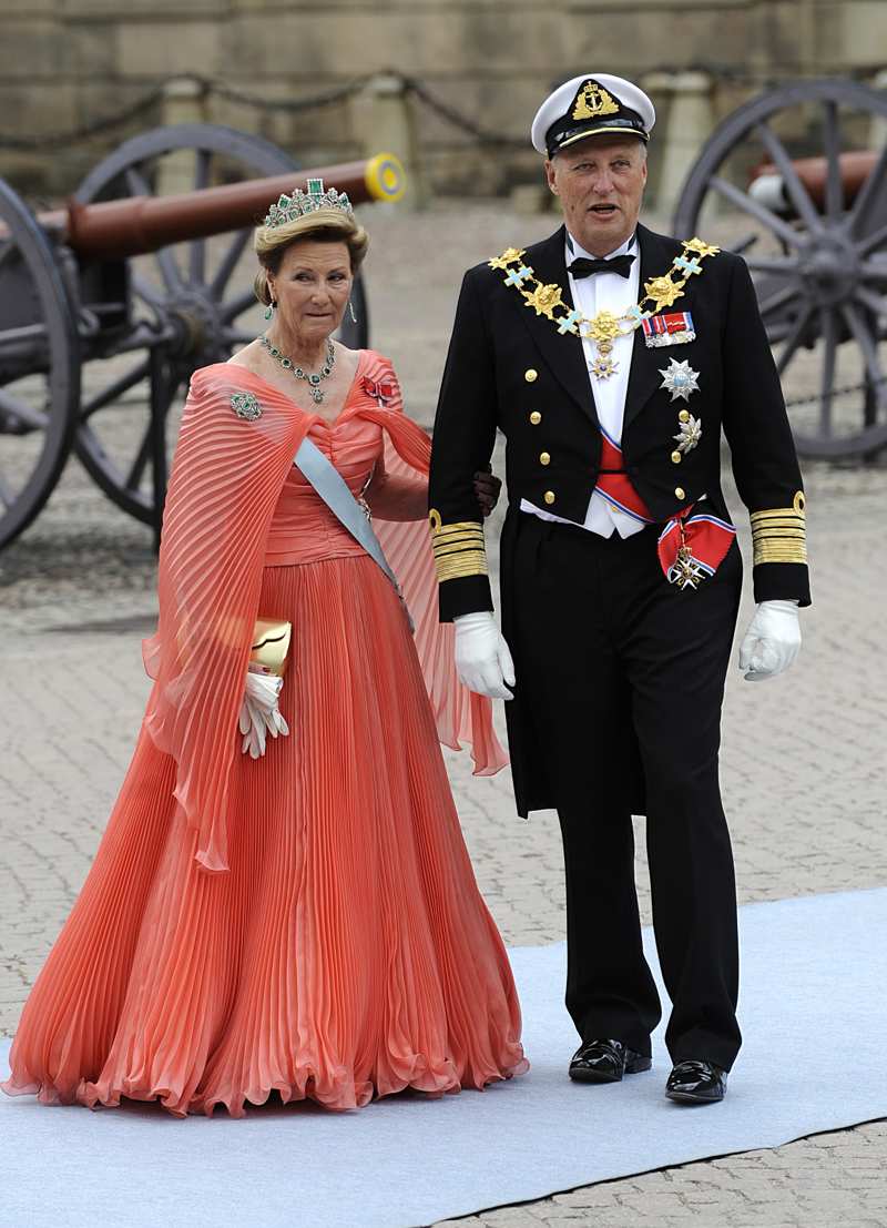 Los reyes Harald y Sonja de Noruega en la boda de la princesa Victoria de Suecia en 2010