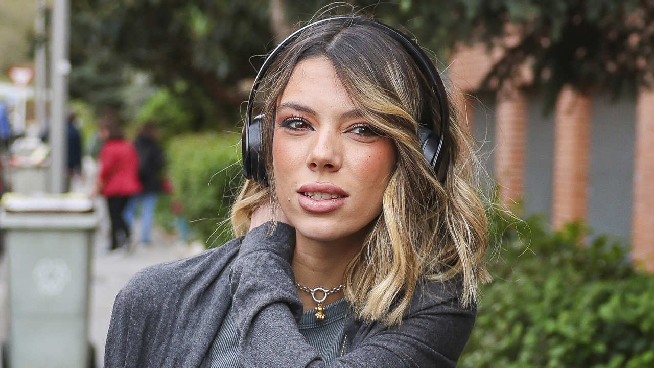 Alejandra Rubio, con cascos para escuchar música