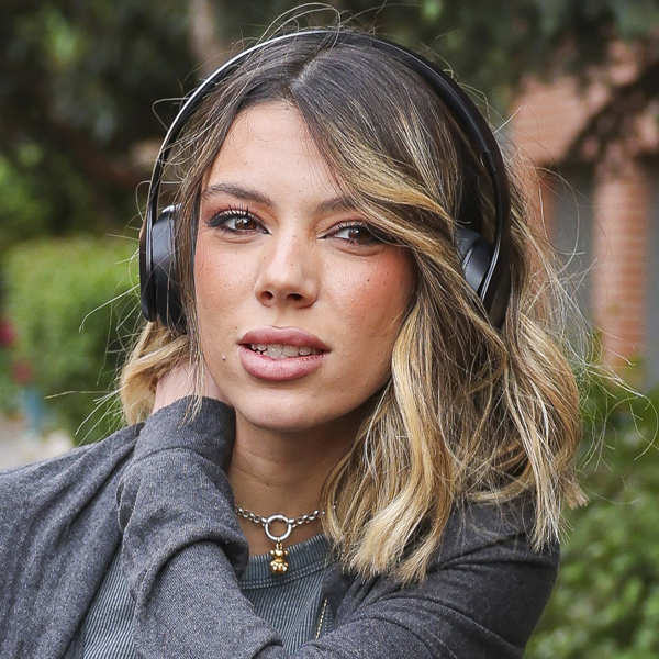 Alejandra Rubio, con cascos para escuchar música