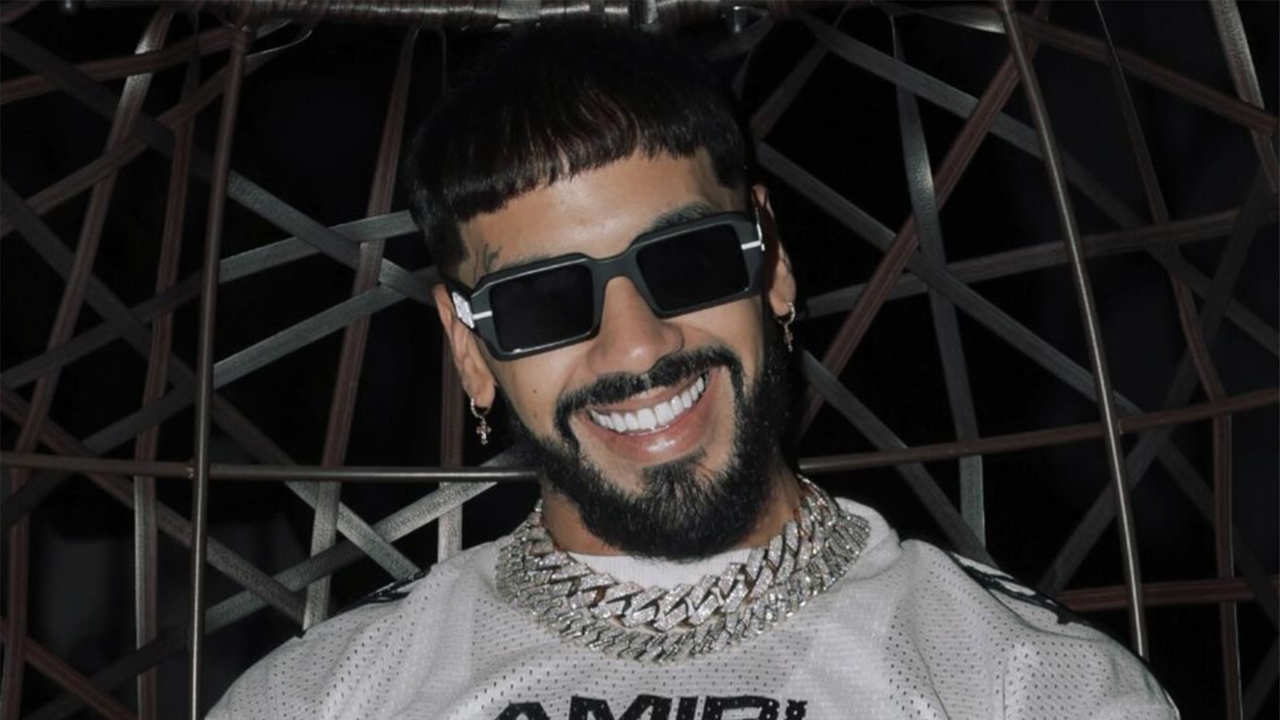 Anuel AA con gafas de sol