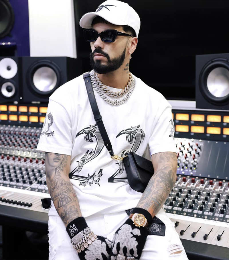 Anuel AA con gorra y gafas de sol