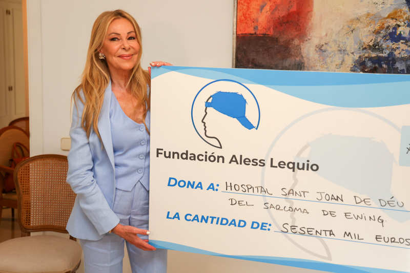 Ana Obregón posa con el cheque de 60000 euros que ha donado.