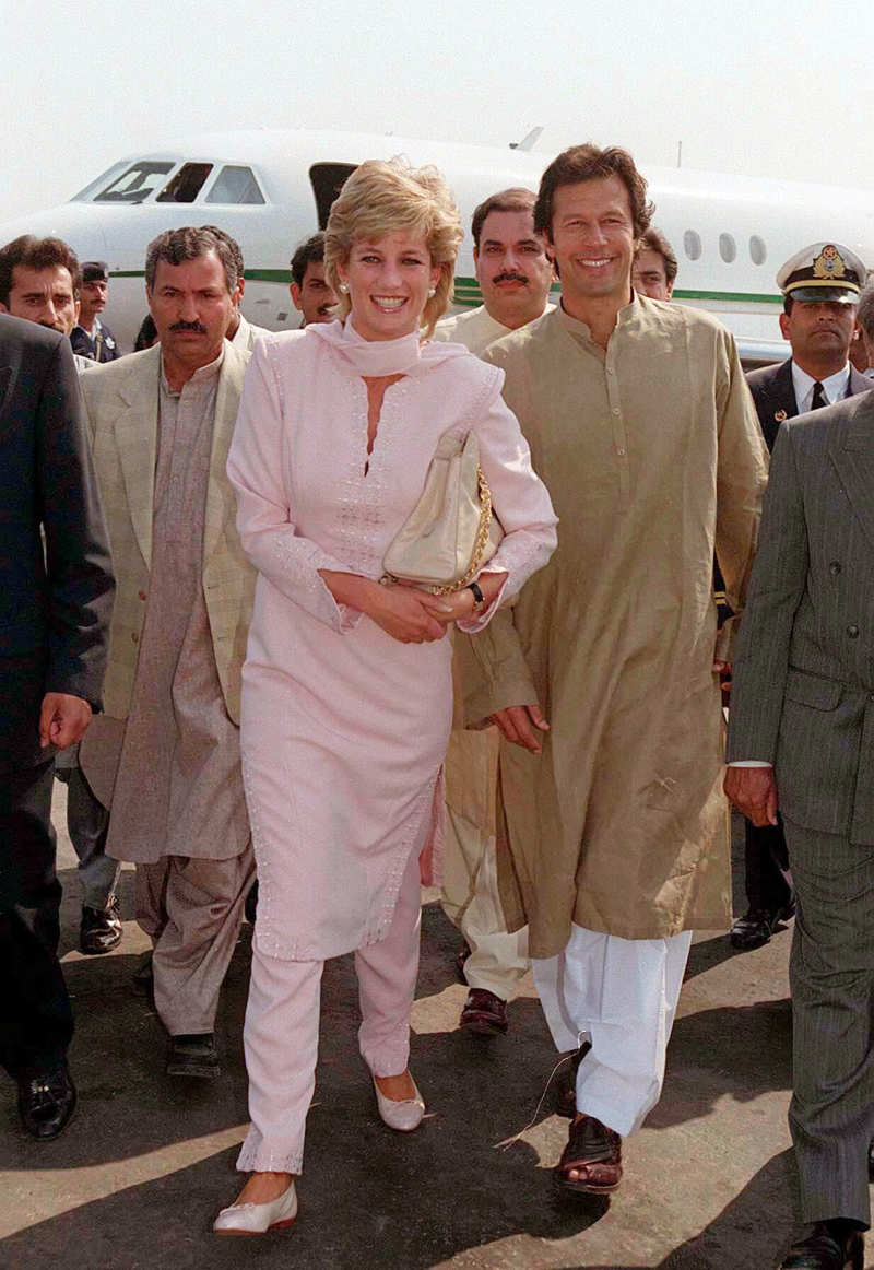 Diana durante una visita a Lahore, ciudad natal de Hasnat, en el año 1996