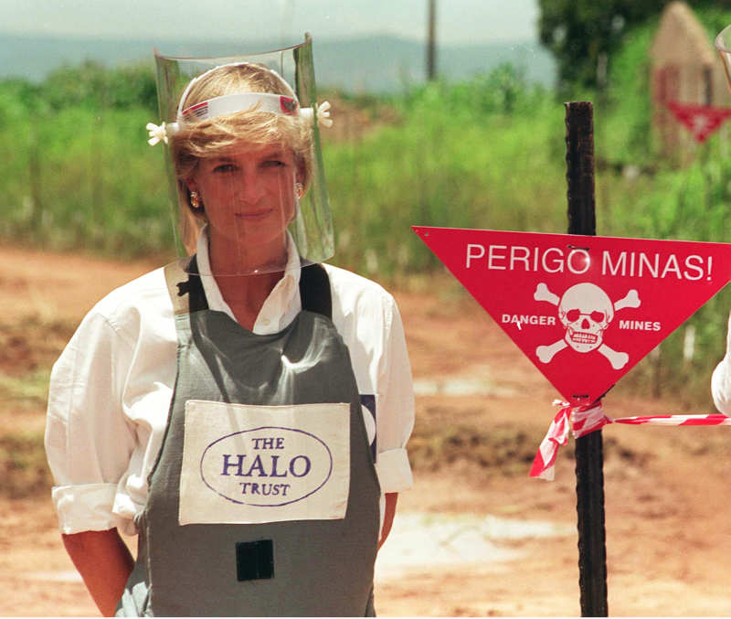 Lady Di caminando por un campo de minas en Angola en enero de 1997