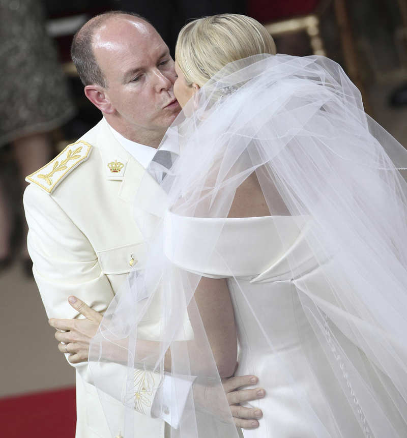 Alberto y Charlène se besan durante la ceremonia de su boda