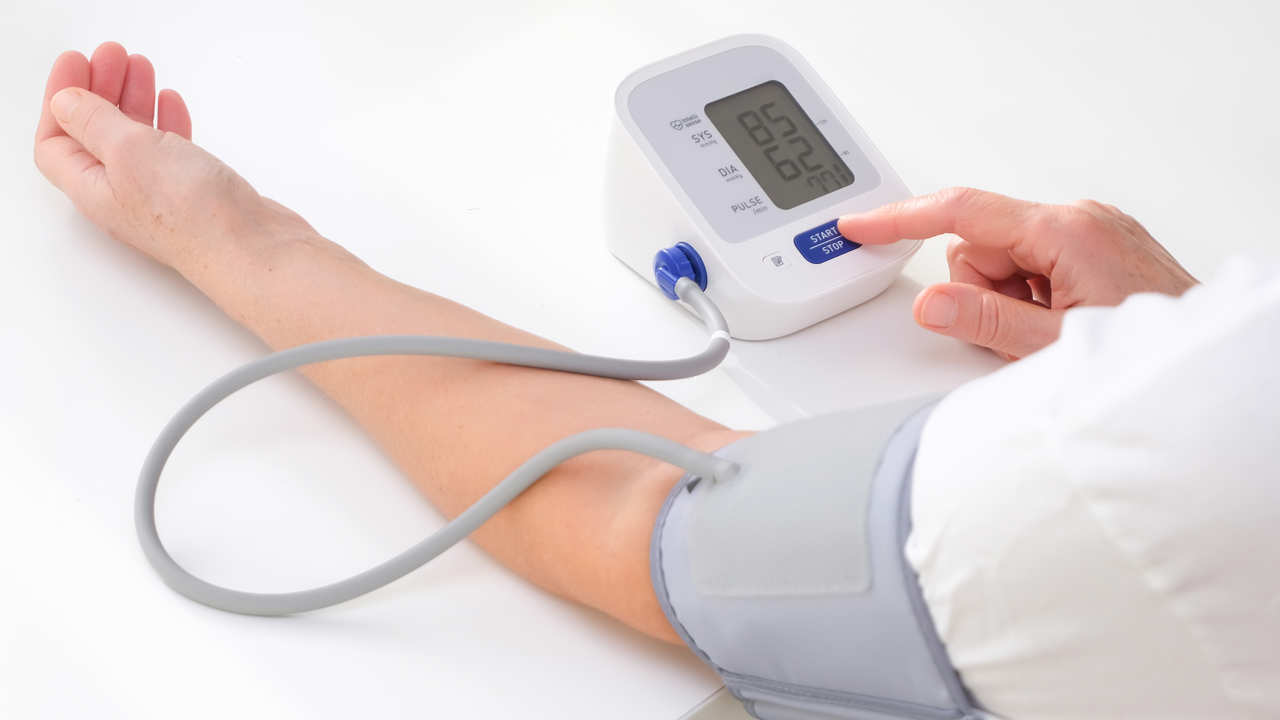 Descubre cómo controlar tu presión arterial desde casa con este dispositivo rebajado un 49%