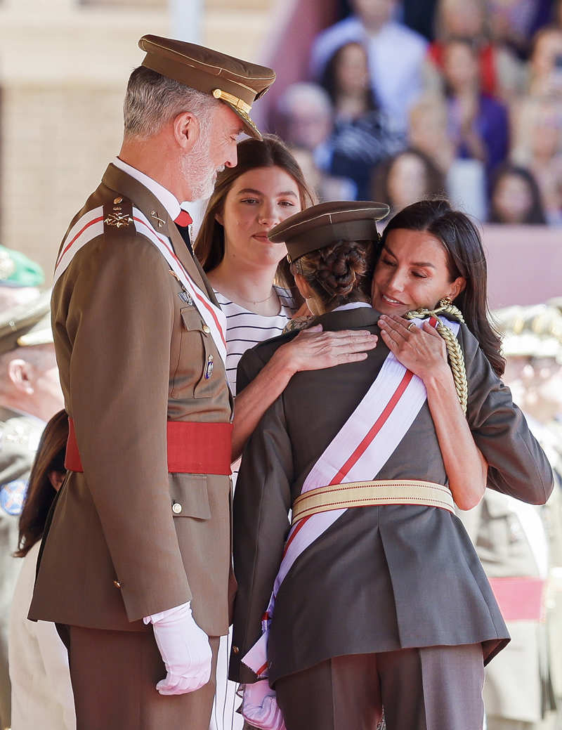 La Reina Letizia felicita a su hija Leonor tras lograr su despacho de alférez