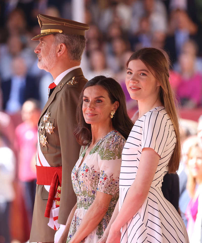 La Reina Letizia, feliz entre el Rey Felipe y la Infanta Sofía