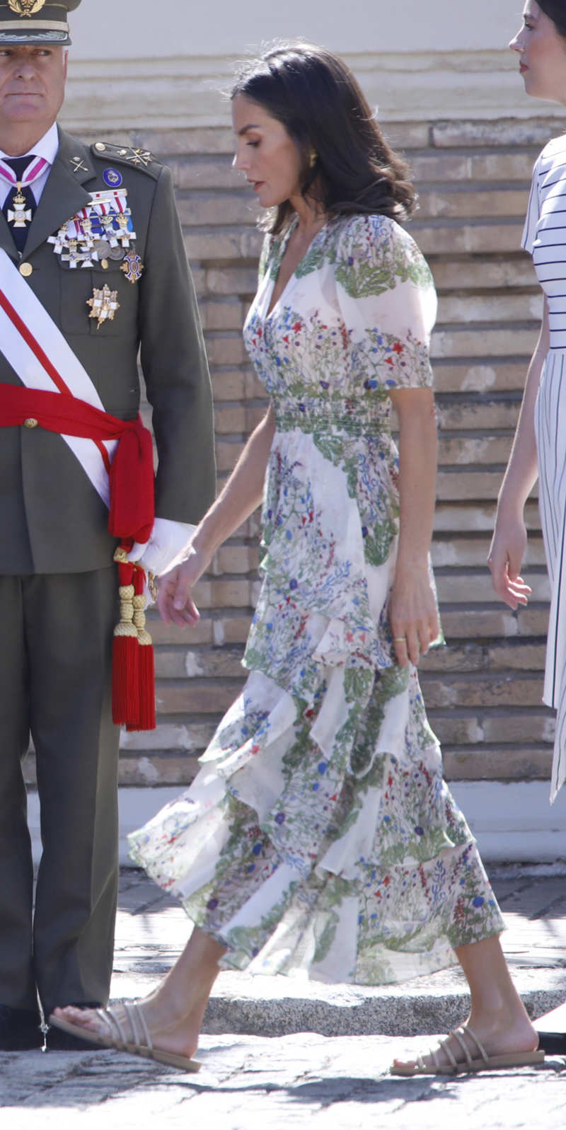 La Reina Letizia luce unas sandalias planas de strass