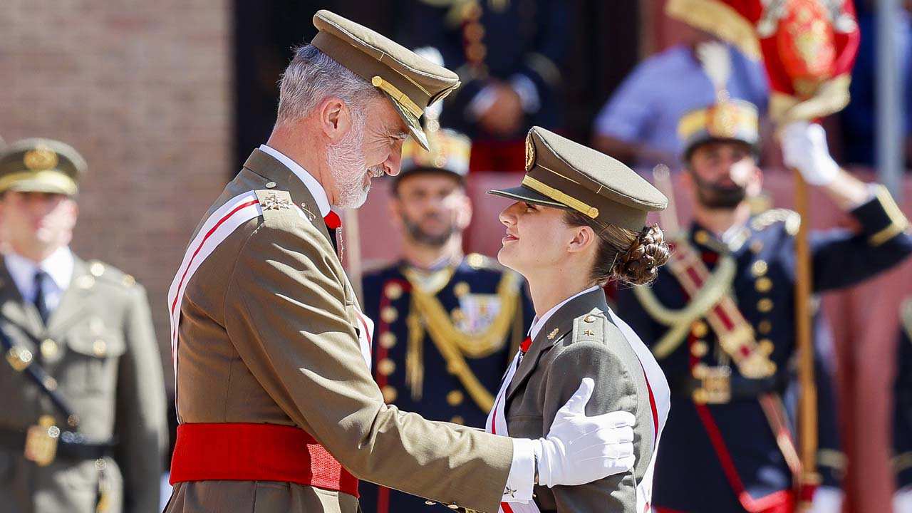 Un experto señala los dos gestos del Rey Felipe que desmontan su "abrazo protocolario" a la Princesa Leonor