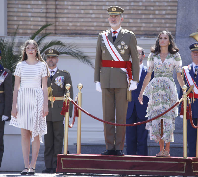 Los Reyes y la Infanta Sofía acuden a la entrega de despachos de la Princesa Leonor
