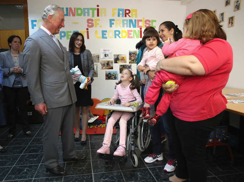 Carlos III en un acto solidario en Rumanía