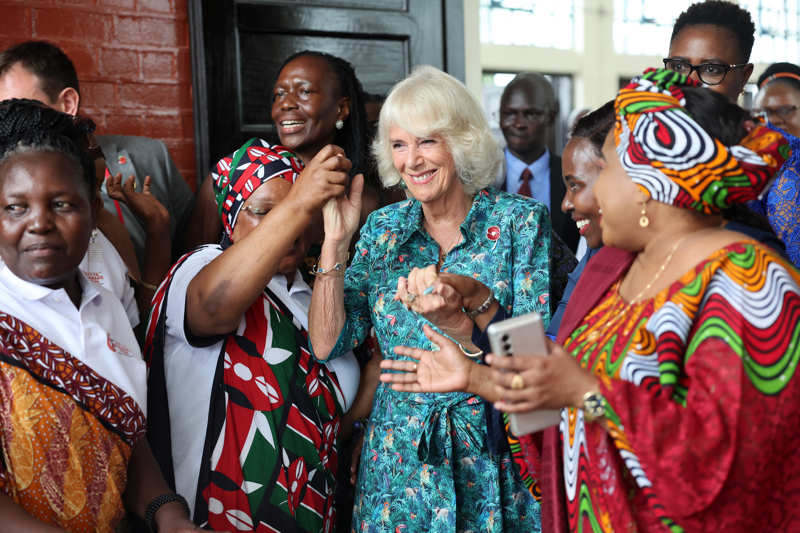 La reina Camilla con un grupo de supervivientes de violencia de género en Kenia