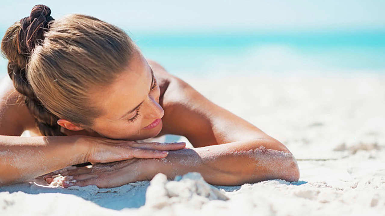 Cómo embellecer tu piel en la playa y volver con las pilas cargadas