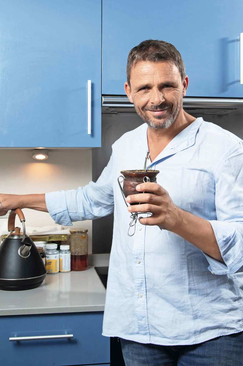 Luis Mottola en la cocina de su casa