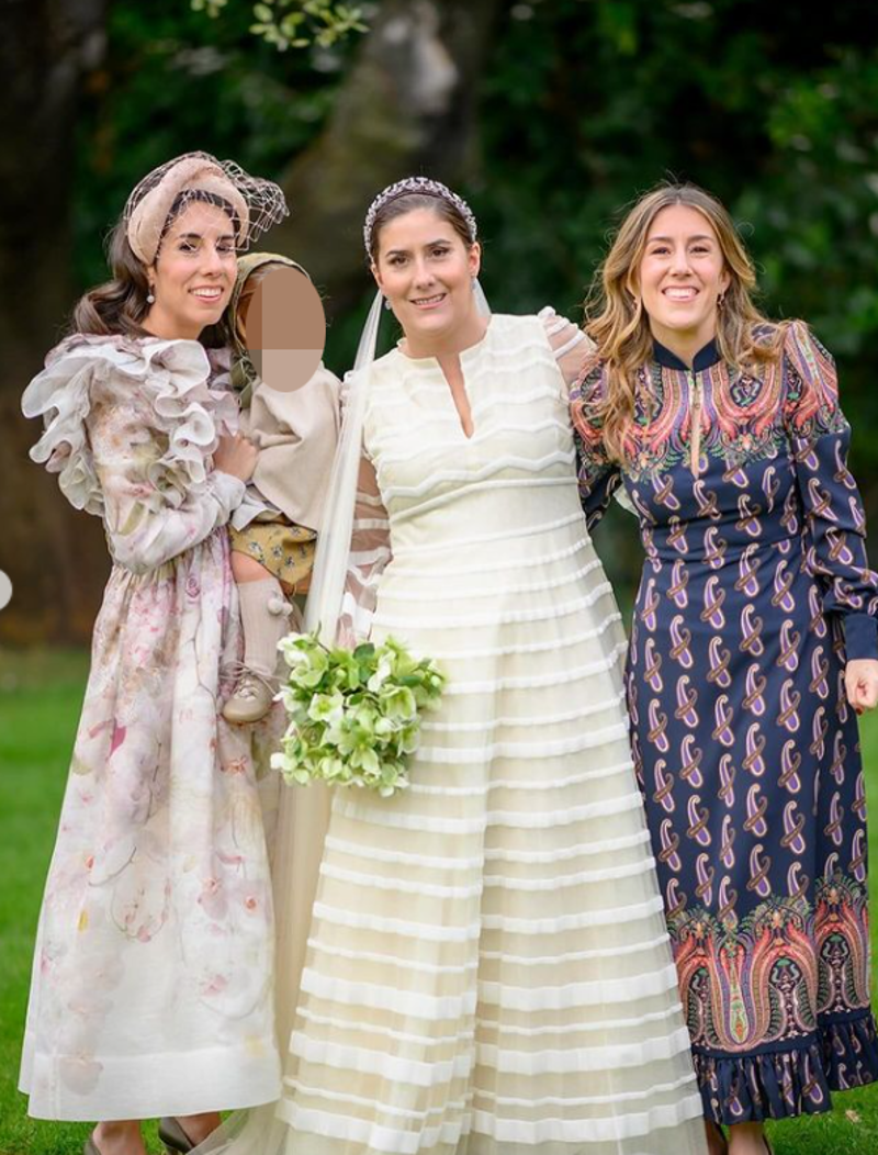 Marta Urquijo junto a sus hermanas. 