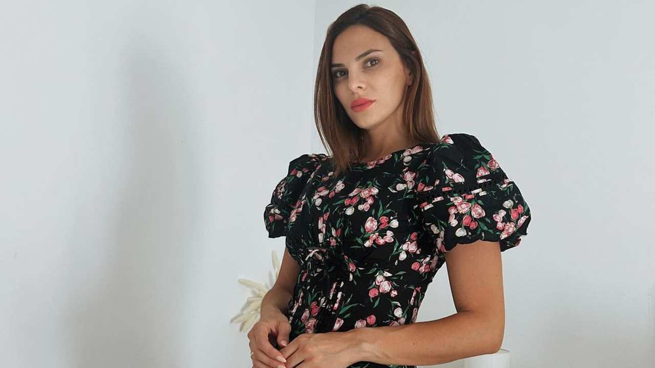 Irene Rosales estrena el vestido de Zara con cuadro vichy y nido de abeja que potencia el bronceado y está a punto de agotarse