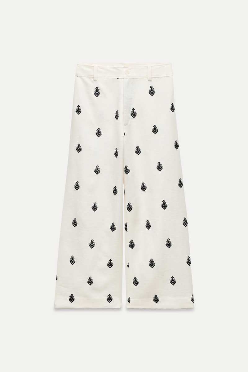 Pantalón culotte bordados contraste ZW Collection de Zara 39,95 euros 