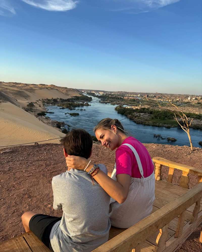 Alba Carrillo junto a su hijo Lucas en Egipto