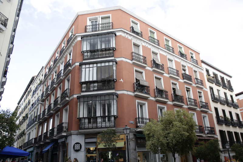 Fachada del piso que supuestamente le habrían dejado en herencia tras la muerte de su amigo en 2016