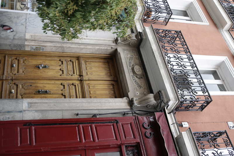 La puerta del piso en Chueca que Juan Gabriel habría dejado en herencia a Isabel Pantoja