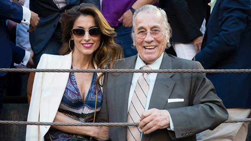 Paloma Cuevas, en una foto de archivo junto a su padre.