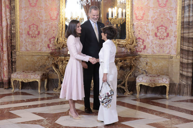 Sonsoles Ónega, en una audiencia con los reyes, Felipe y Letizia.