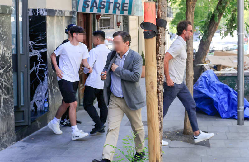 Álvaro Muñoz Escassi, con su hijo pequeño.