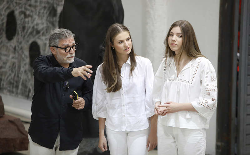 La Princesa Leonor y la Infanta Sofía escuchan la explicación de Jaume Plensa