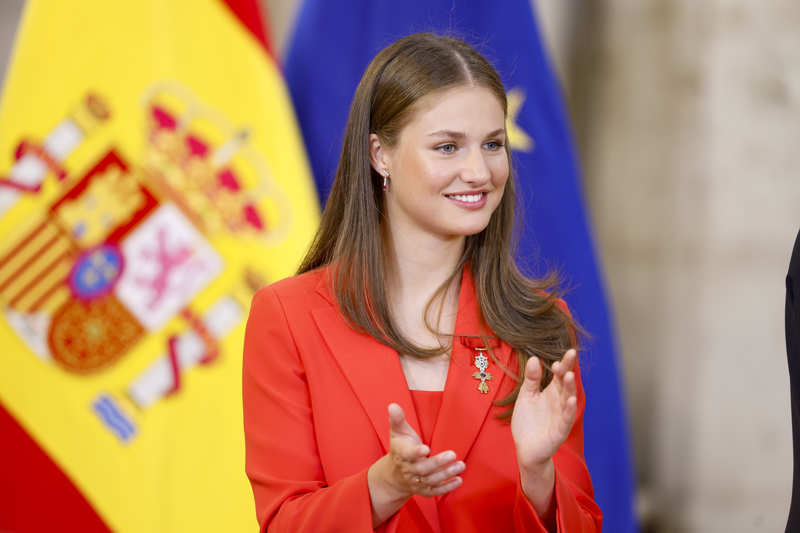 Leonor aplaudiendo en la recepción del X aniversario de la proclamación de Felipe VI