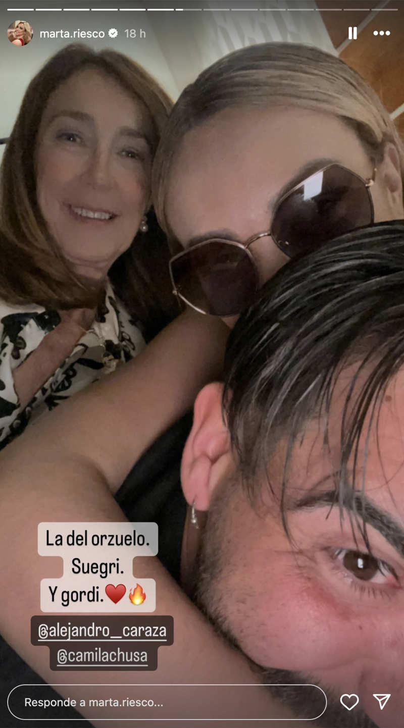 Marta Riesco, su madre y Alejandro Caraza