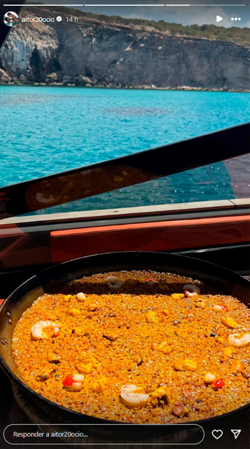 Aitor Ocio y su paella en el barco.