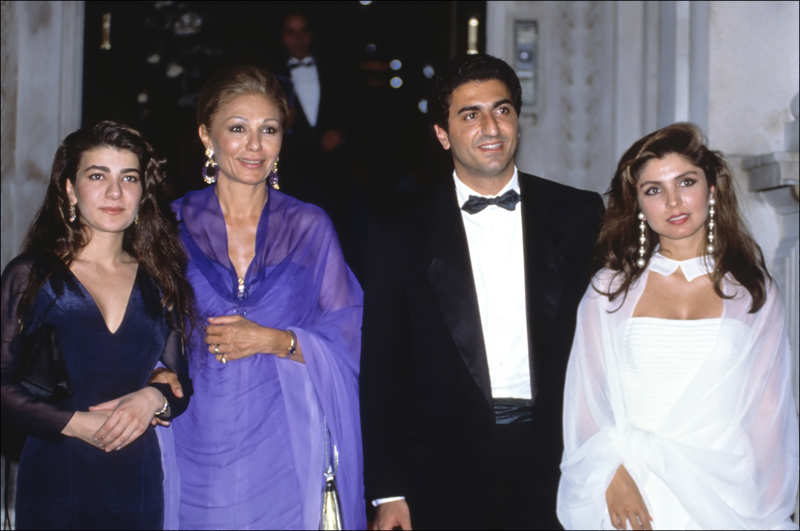 Farah junto a sus desaparecidos hijos Leila (a su izquierda) y Ali Reza (a su derecha) en 1999