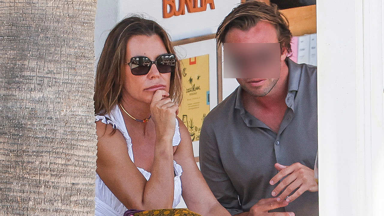 Mar Flores, con un amigo en Ibiza.