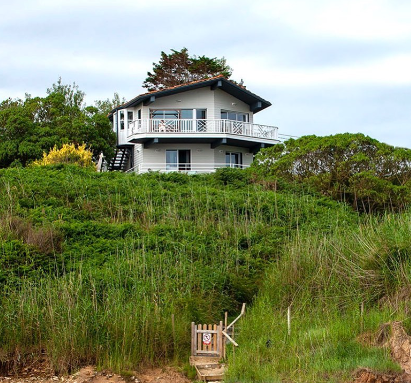 Casa Rumoroso en la playa de Oyambre. 