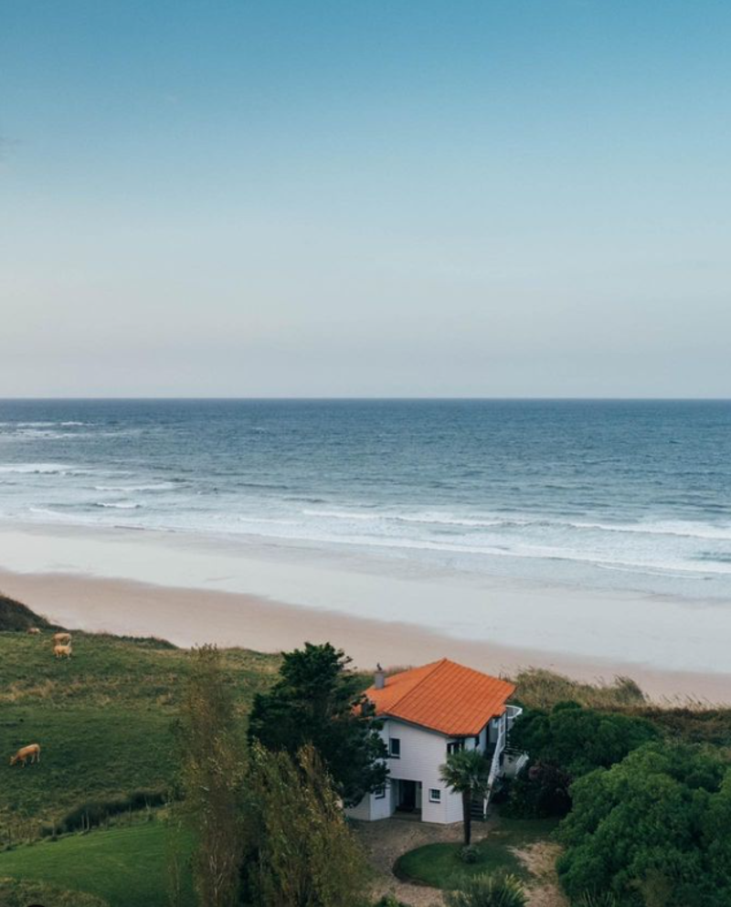 Casa Rumoroso tiene un enclave privilegiado en la playa de Oyambre. 