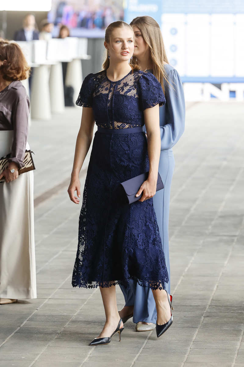 El vestido de encaje de la Princesa Leonor y las joyas prestadas de su madre para presidir los Premios Princesa de Girona 