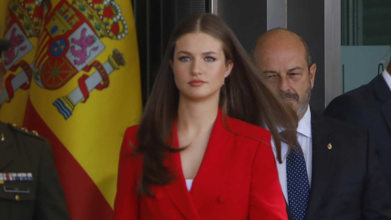 La Princesa Leonor, arrebatadora en su primer viaje oficial, arrasa con un traje al más puro estilo Letizia