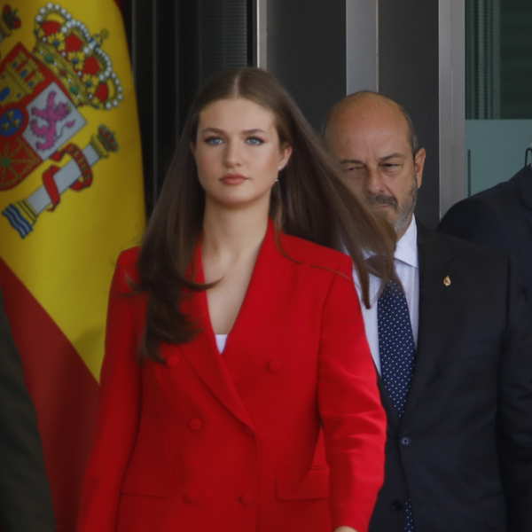 La Princesa Leonor, arrebatadora en su primer viaje oficial, arrasa con un traje al más puro estilo Letizia