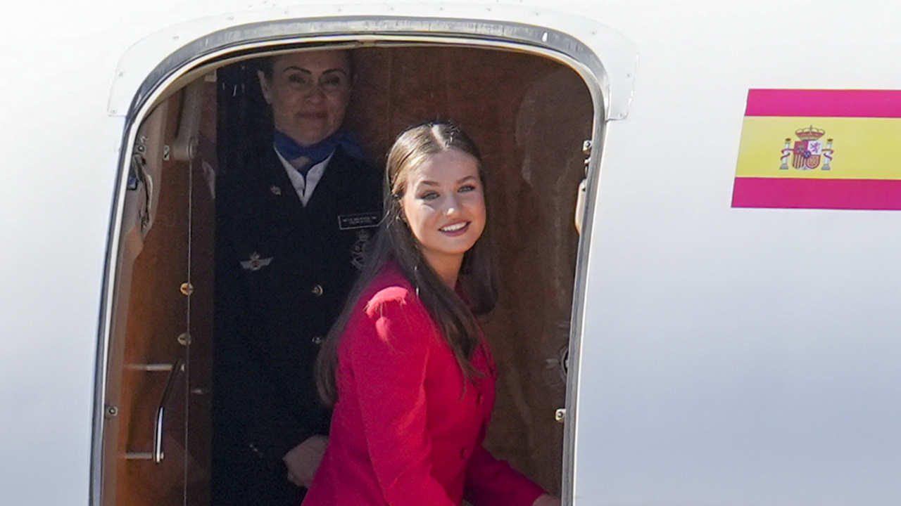 El momento en vídeo en el que la Princesa Leonor entra en el avión Falcon 900 de Casa Real en su primer viaje oficial en solitario a Portugal