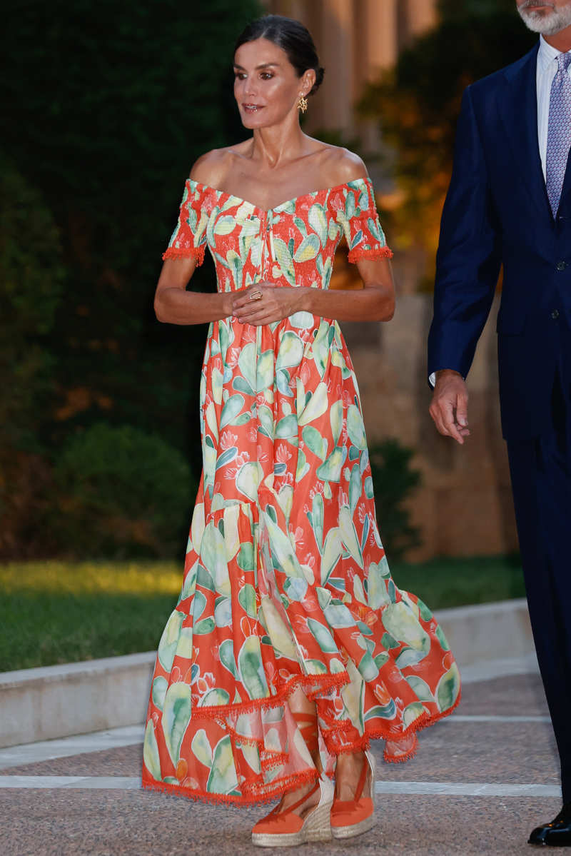 El escote bardot de la reina Letizia en su vestido de Charo Ruiz Ibiza 